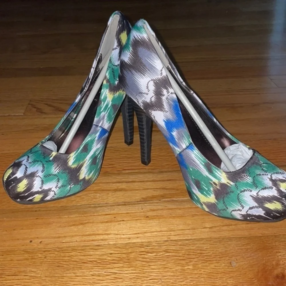 peacock 🦚 inspired design pump by Bamboo nwot
